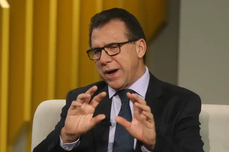 Valter Campanato/Agência Brasil O ministro do Trabalho e Emprego, Luiz Marinho, é entrevistado pelo jornalista Paulo La Salvia, no programa Brasil em Pauta.