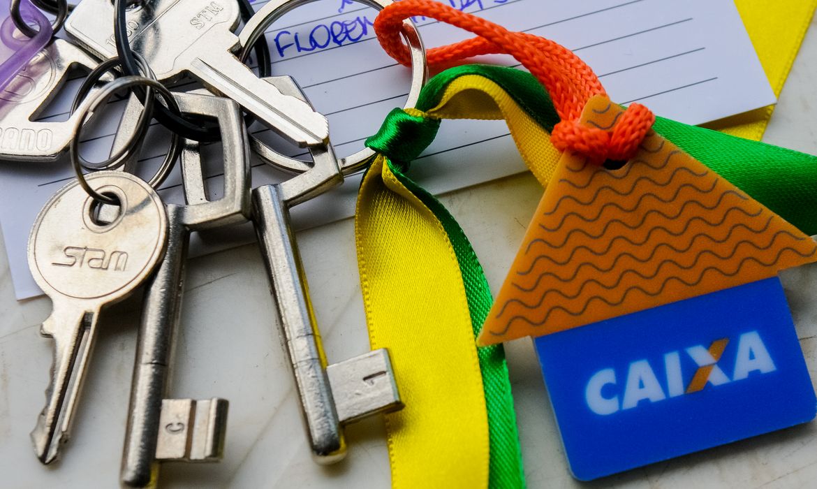 Caixa entrega casas de programa de habitação popular.