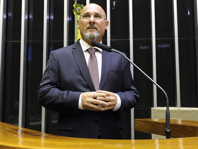 Deputado Cristiano Vale discursa no Plenário da Câmara. Ele é calvo e usa barba e bigode
