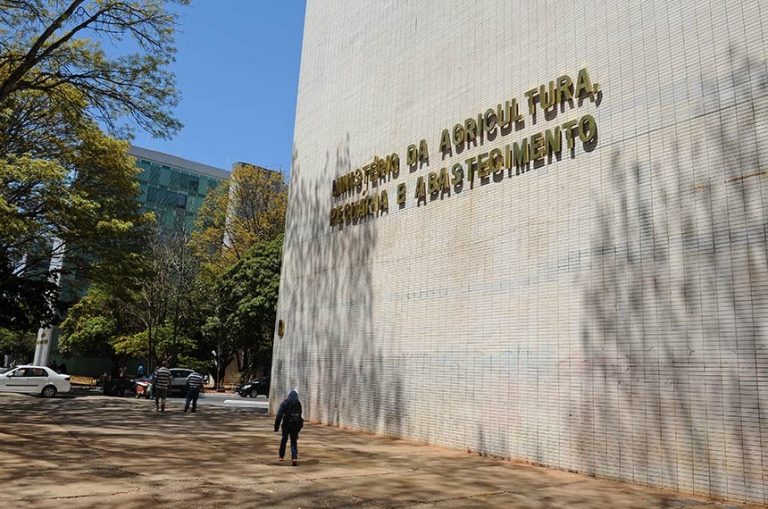 Prédio branco com letreiro onde se lê: Ministério da Agricultura