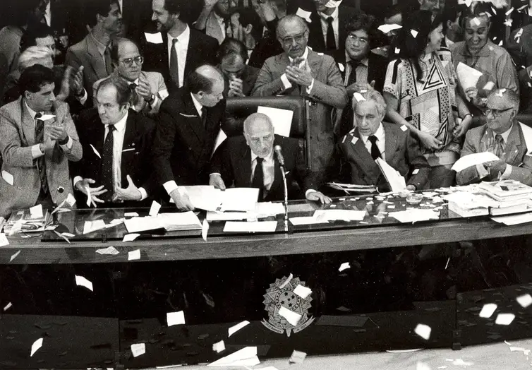 Arquivo/Agência Brasil Brasília - A Assembleia Nacional Constituinte completa 30 anos de instalação. A assembleia resultou na Constituição de 1988. Na foto, o dia da promulgação do texto na assembleia (Arquivo/Agência Brasil)