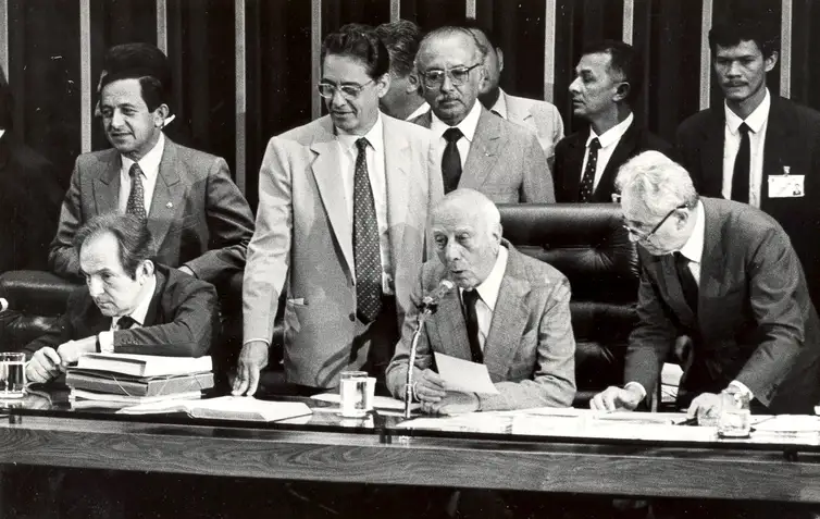 Arquivo/Agência Brasil Brasília - A Assembleia Nacional Constituinte completa 30 anos de instalação. A assembleia resultou na Constituição de 1988. Na foto, o dia da promulgação do texto na assembleia (Arquivo/Agência Brasil)